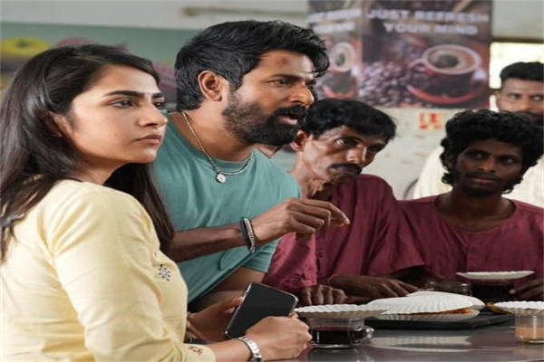 Characters sit and interact at a cafe in the movie "Madharaasi".