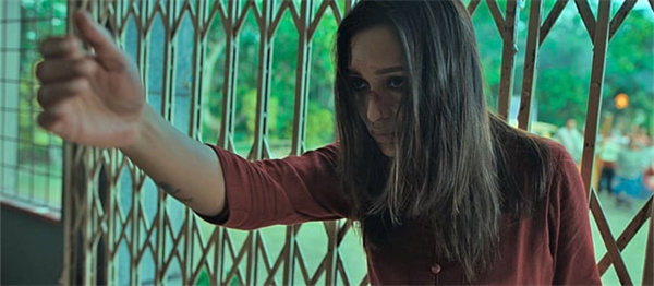 Sisters show distress at a metal gate in the series "Dainee".
